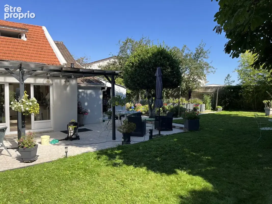 Maison ancienne sur 780 m2 paysagés de 5 pièces principales. - photo 2