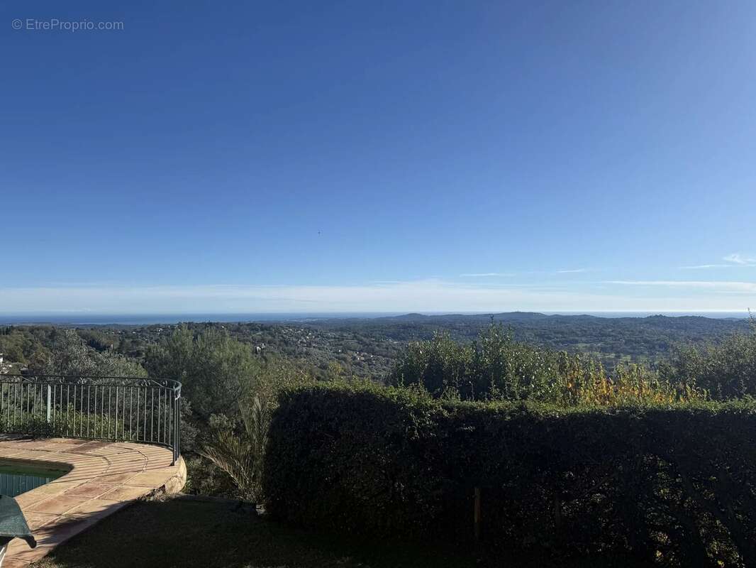 Maison à CHATEAUNEUF-GRASSE