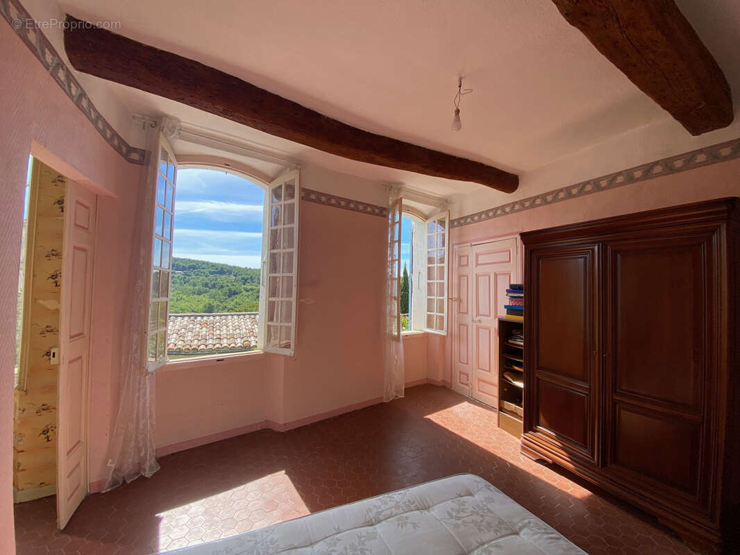 Maison à LA ROQUE-SUR-PERNES