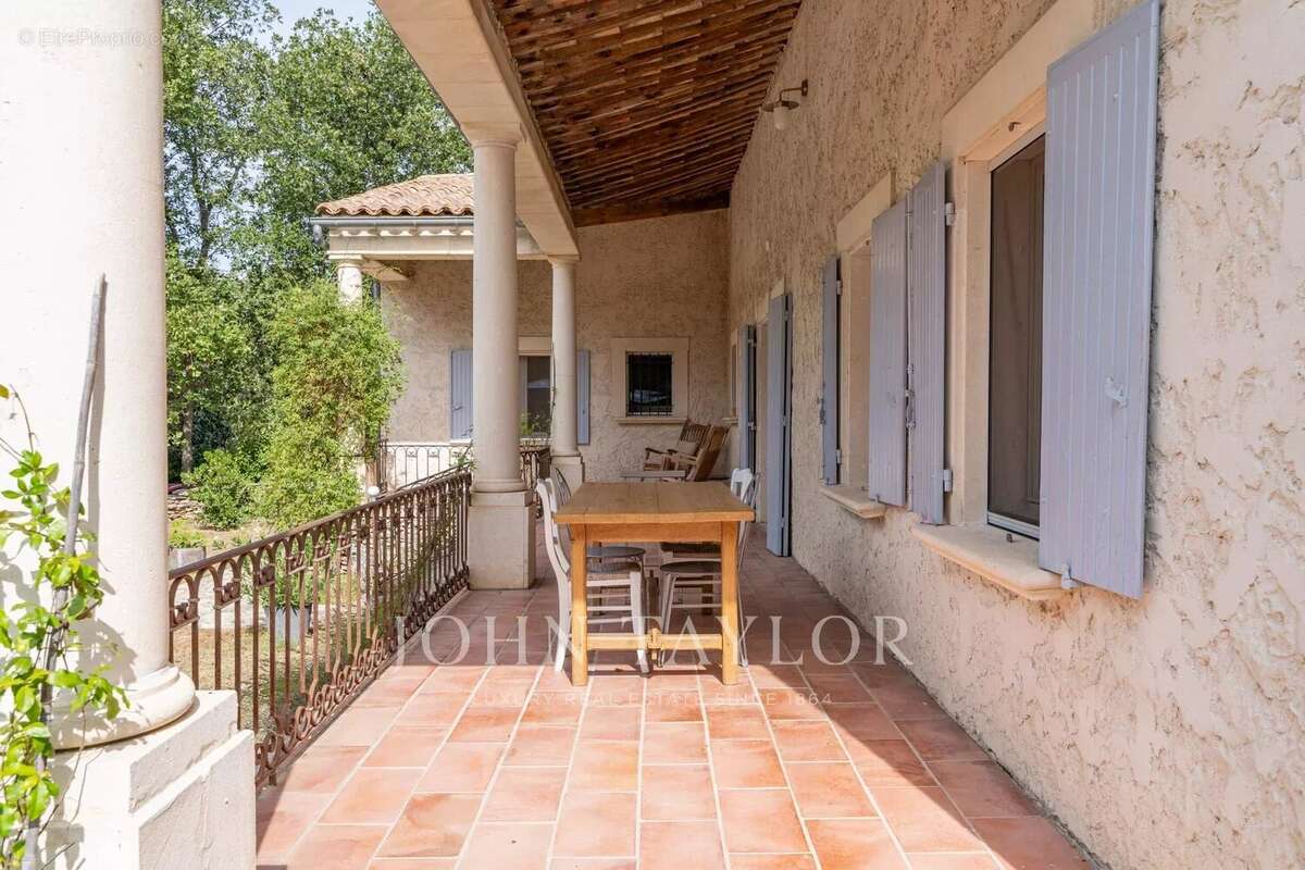 Maison à MENERBES