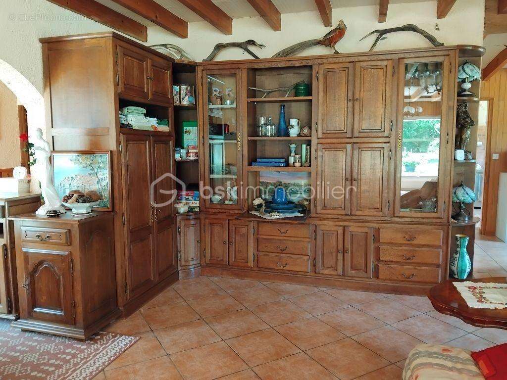 Maison avec garage et grange sur 8000m2 de terrain - photo 16