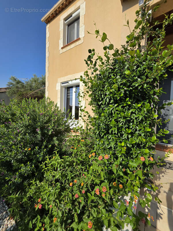Dans un quartier résidentiel, 4 chambres - garage - piscine - photo 18