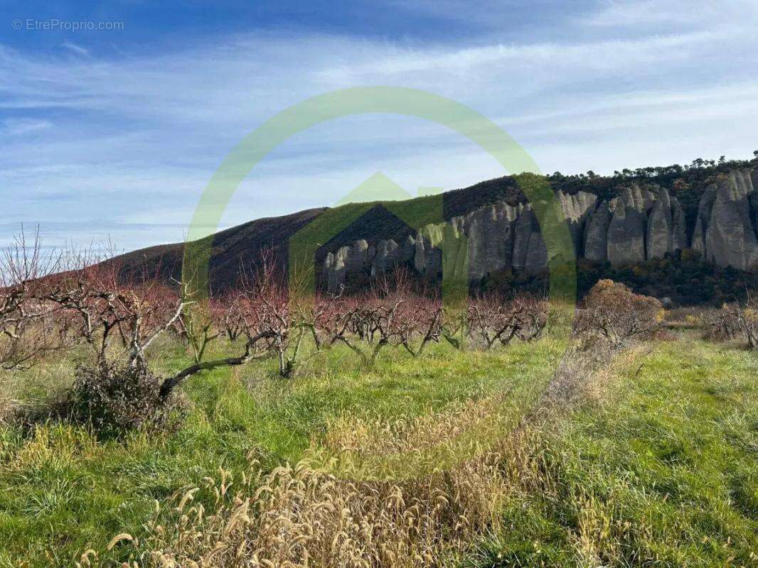 Terrain à LES MEES