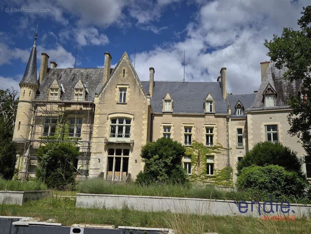CHATEAU NEOGOTHIQUE 30 pièces,16 Chambres 5,7 ha!!! - photo 3