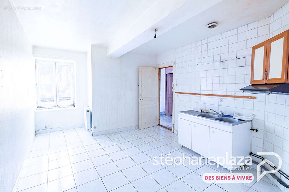 Appartement à rénover ou à diviser de 159m² de surface utile à VILLARS-LES-DOMBES - Possibilité de créer deux T3 de 77m² ! - photo 4