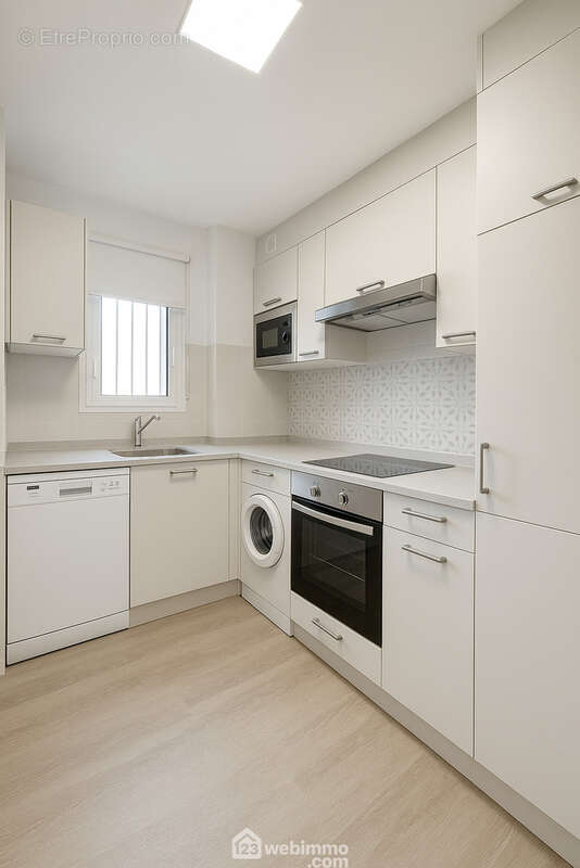 Cuisine contemporaine optimisée, avec électroménager intégré. - Appartement à SAINTE-MAXIME