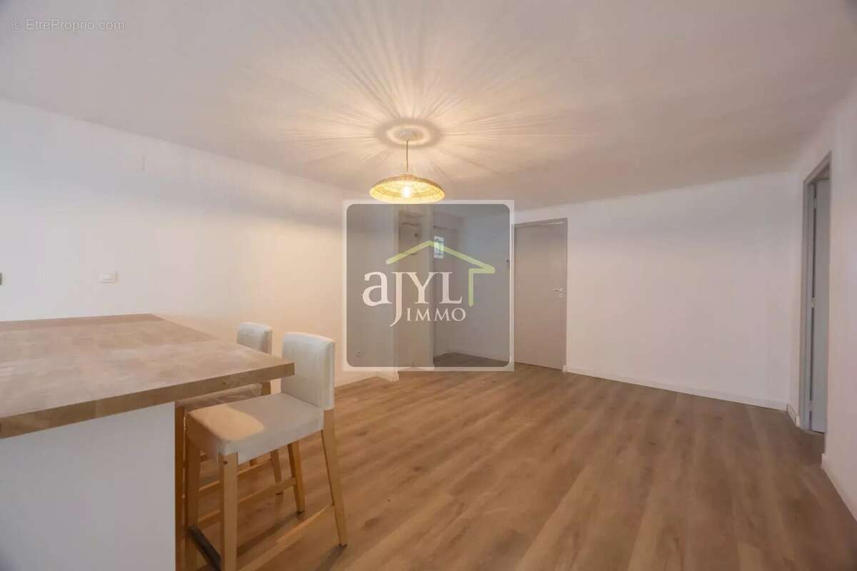 Appartement à LE PUY-SAINTE-REPARADE