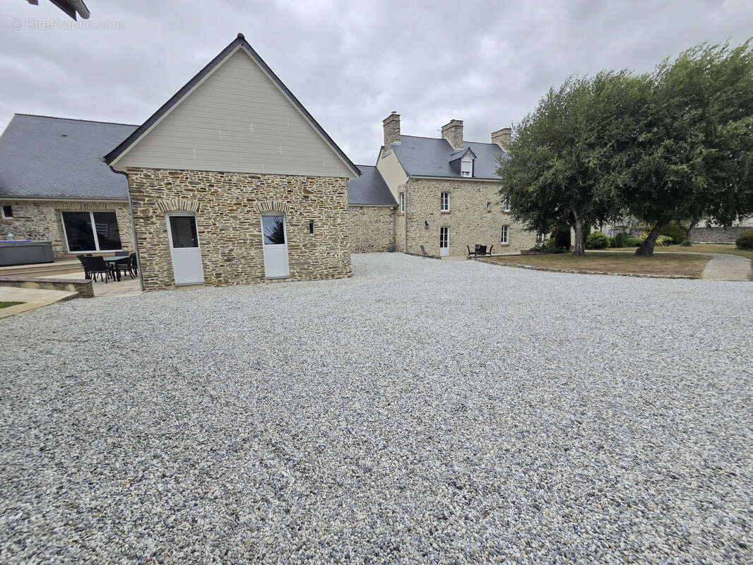 Maison de caractère avec salon cathédrale, piscine intérieure et dépendances - photo 24