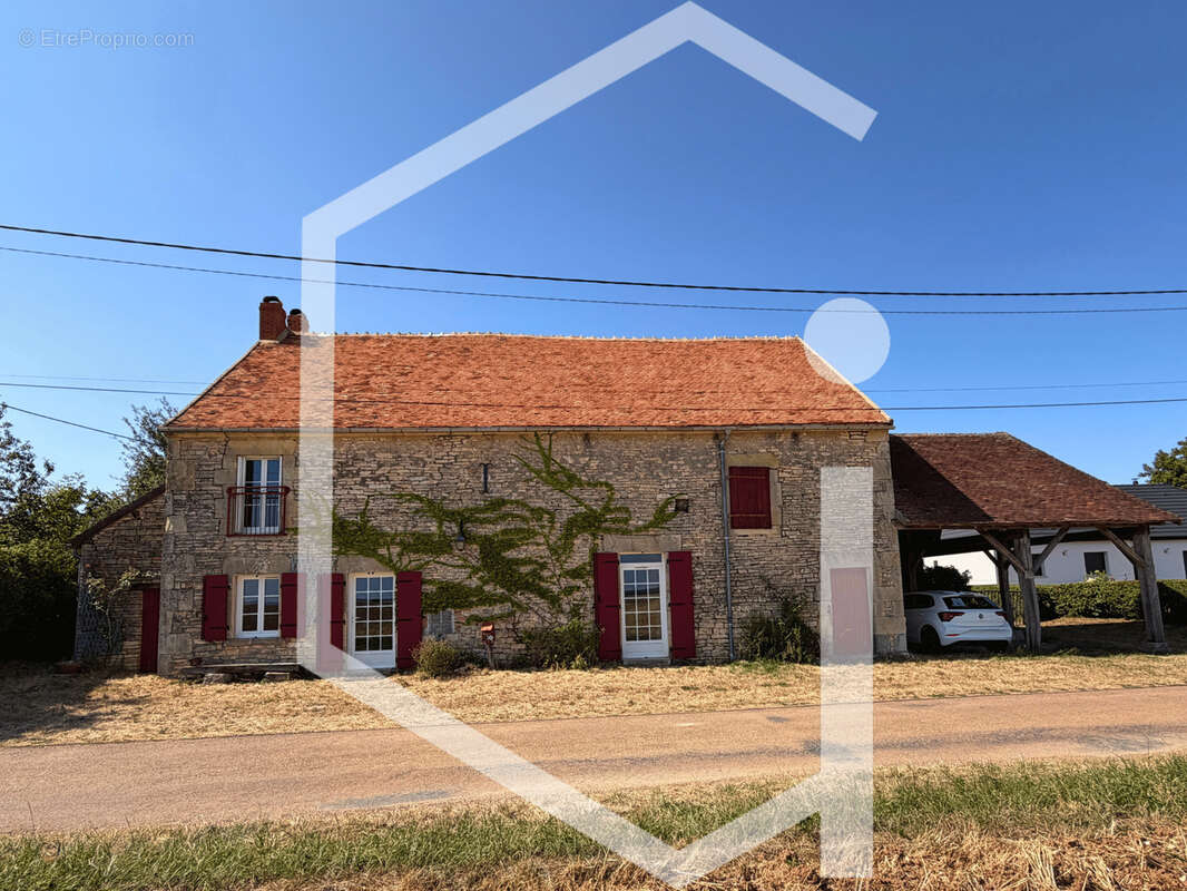 Maison de charme avec dépendances et terrain clos - photo 17