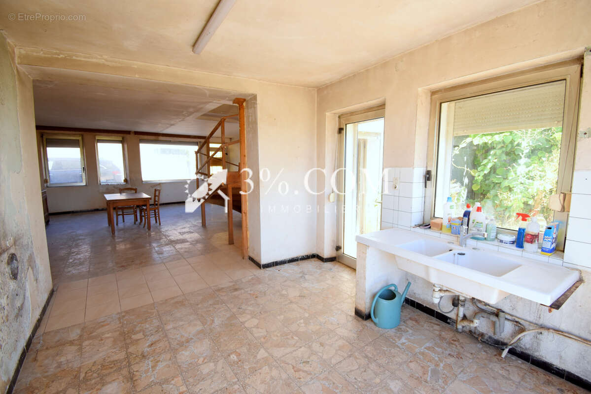 Maison de caractère de 280 m2 à rénover sur un terrain d'environ 950 m2 à FAVIERES - photo 7