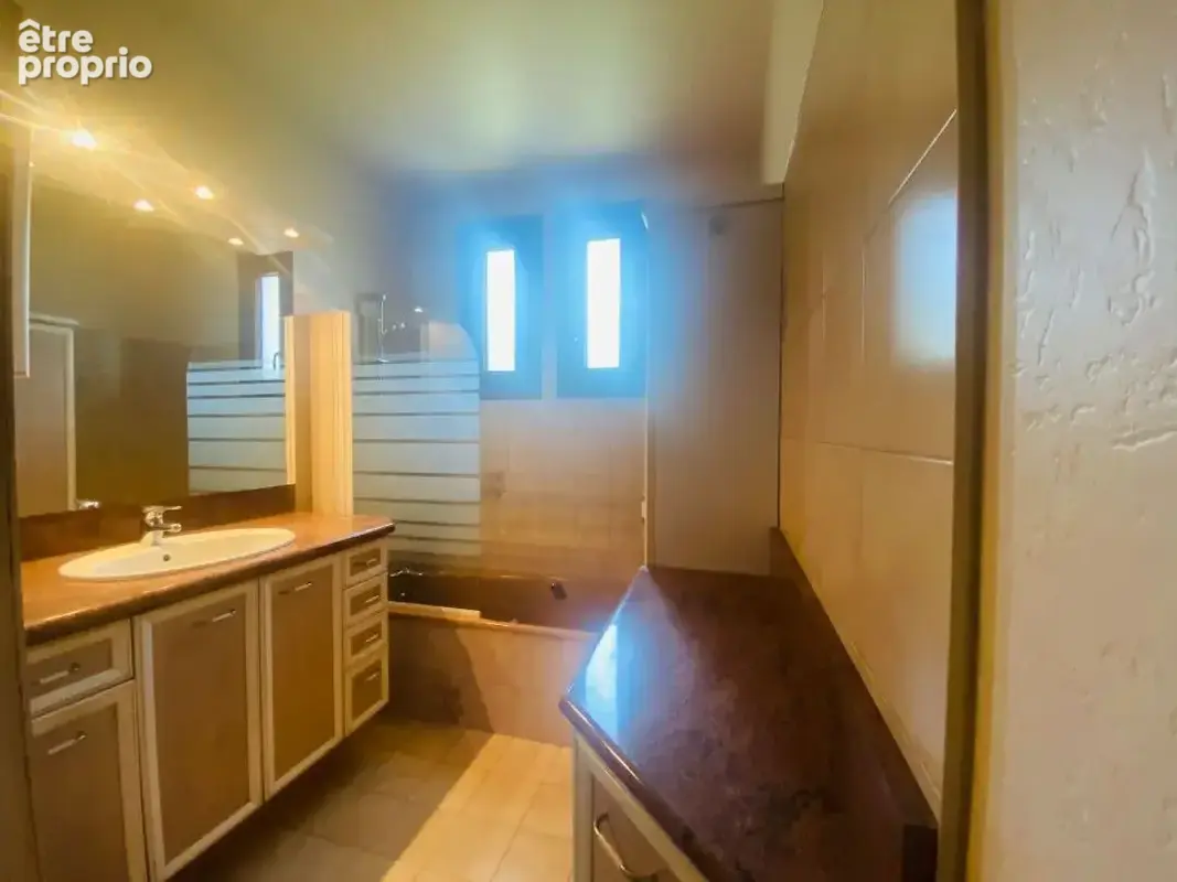 A vendre à la Chapelaude - Maison 4 chambres sur sous/sol semi-enterrée avec garage pour 2 vl - photo 7