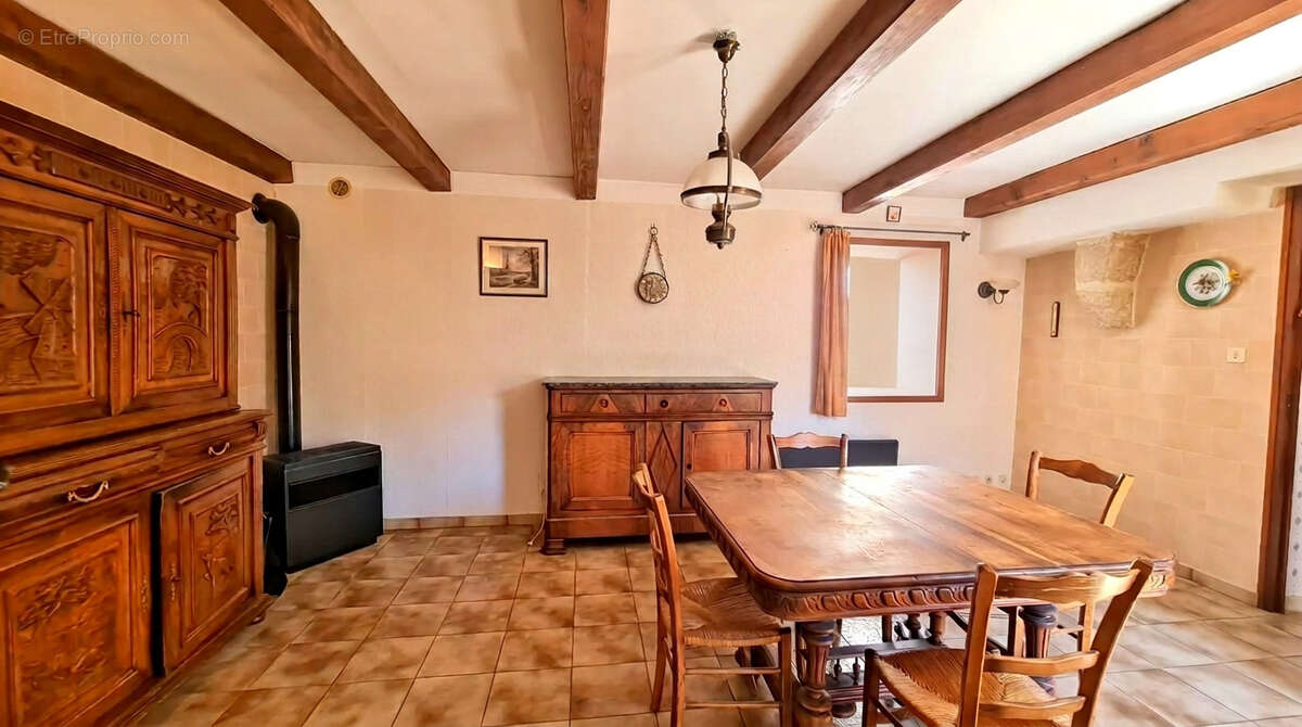 Maison de village en pierre offrant un beau potentiel d'aménagement -  118 m2 environ, de type P5 avec garage - photo 7