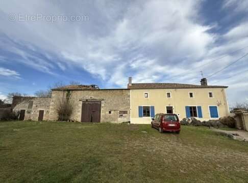 Maison à PIOUSSAY