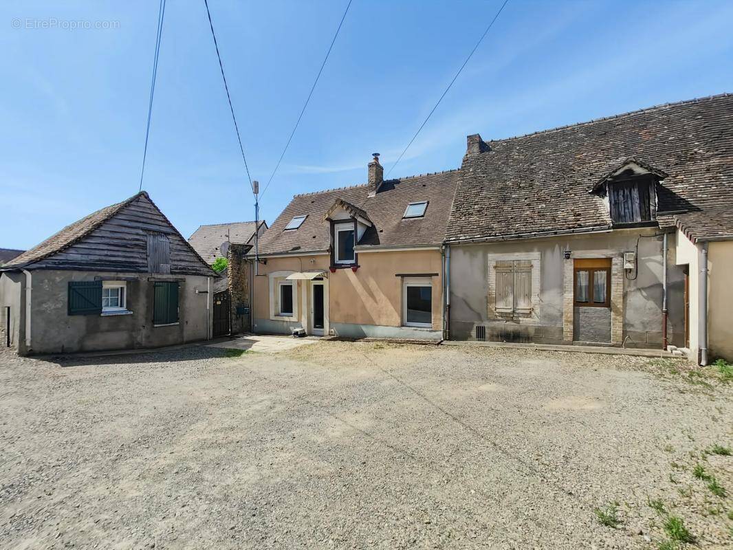 Maison à MONTFORT-LE-GESNOIS