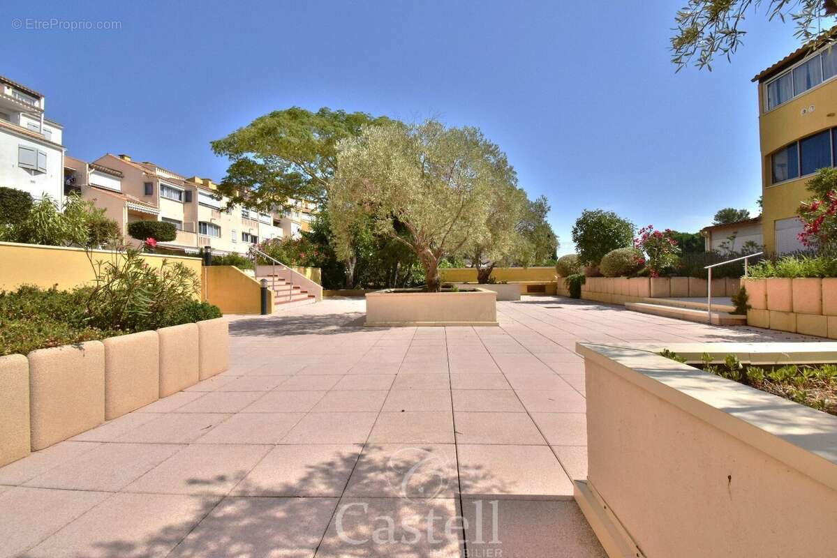 Magnifique appartement rénové en rez de jardin, à quelques pas du port.... - photo 8