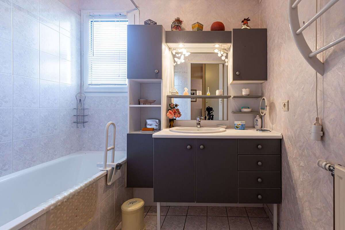 Laforet immobilier - exclusivite - "strelitzia" -  poisy - appartement t4 de 82,32m2 - balcons - dpe c - vue degagee - garage en - photo 12