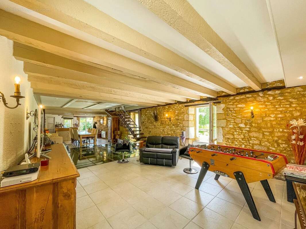 Propriété en pierre de cinq chambres avec piscine d'eau salée et oasis naturelle à Plazac. - photo 5
