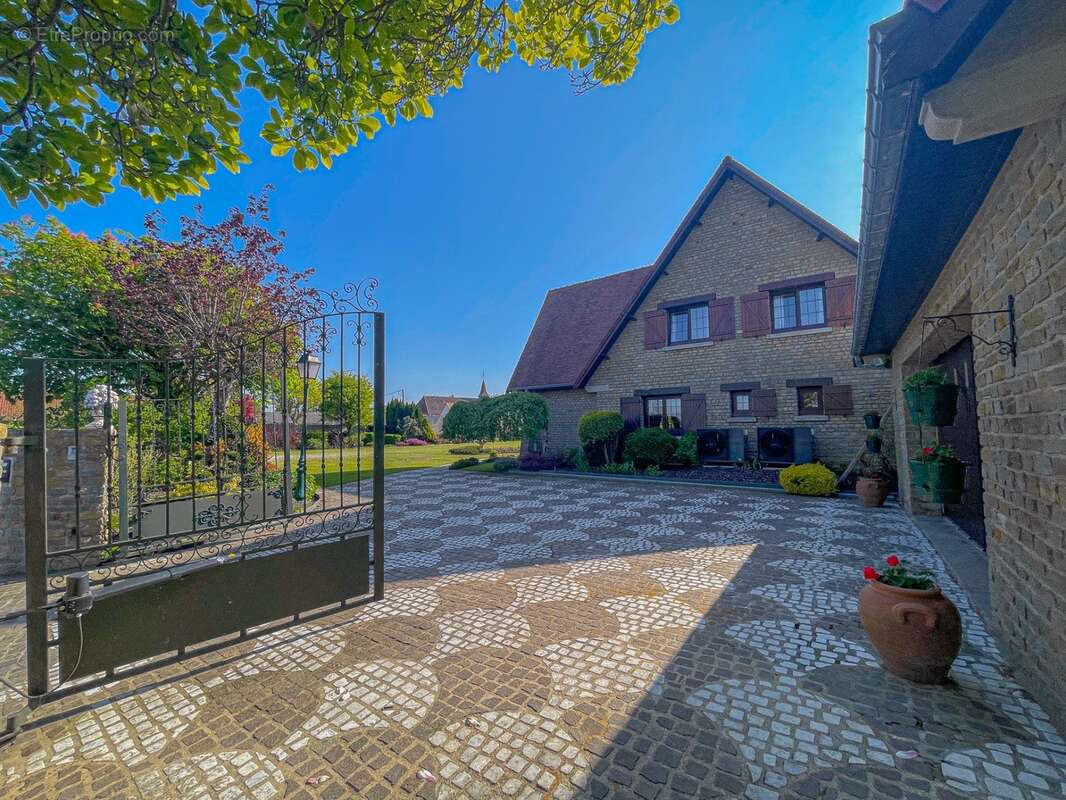 Dpt Pas-De-Calais(62) , à vendre propriété P(8) de 304m2 , terrain de 3000m2 ,double garages, véranda , pergola , cave à vins - photo 18