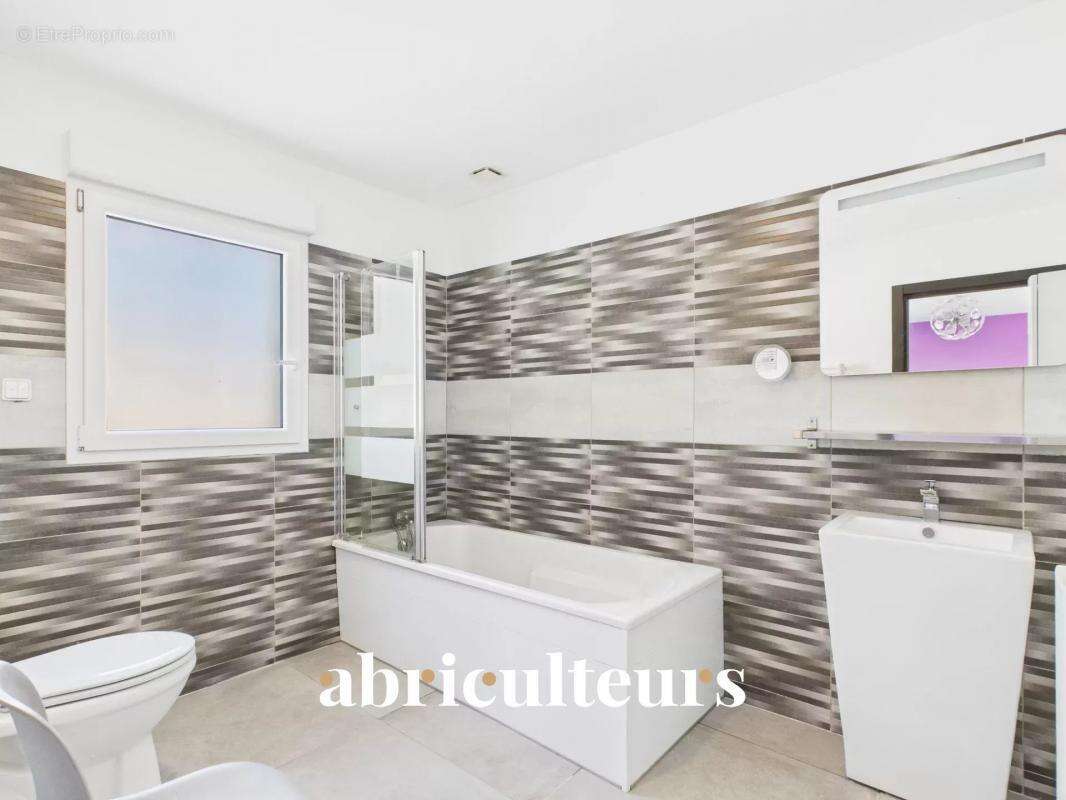 Maison à BAGNOLS-EN-FORET