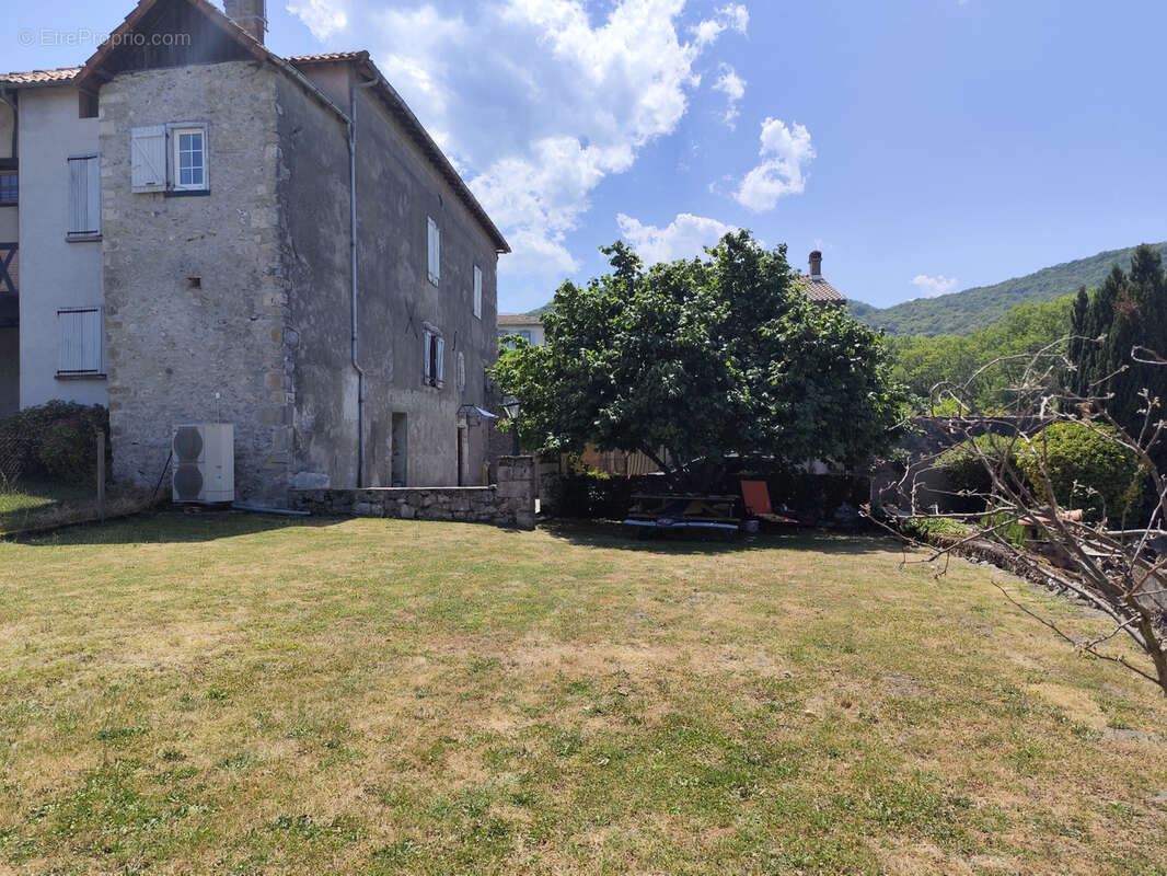 Maison 184,6 m2 avec appartement T2 et piscine centre de ST BERTRAND DE COMMINGES - photo 4