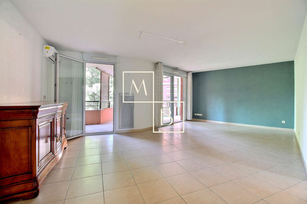 À vendre, Croix d'Argent, T4 de 101,46 m2 loi carrez avec 3 chambres, terrasse, loggia, garage et parking - photo 7