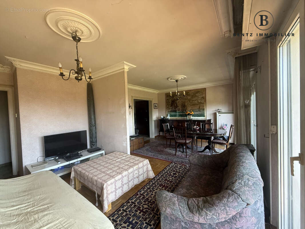 Séjour/salle à manger/balcon Sud-Ouest - Appartement à STRASBOURG