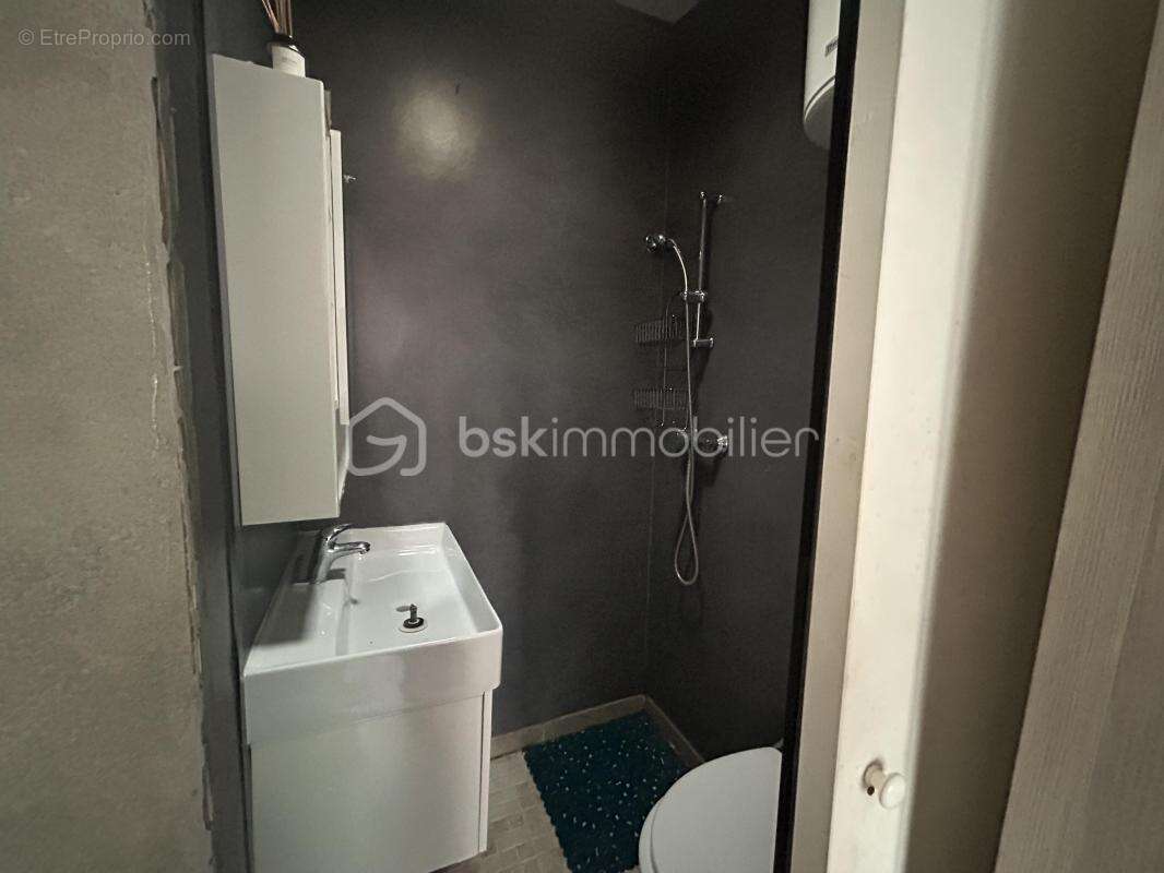 IDEAL AU INVESTISSEUR  2 STUDIO 11M² CHACUN  dans une allée de box sécurise très  proche du TRAM T9 (5 minute à pied) LE PRIX NE - photo 10