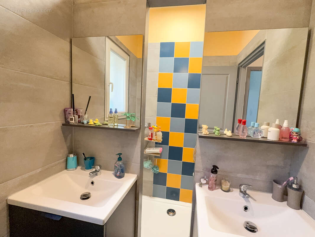 Maison à SAINT-MITRE-LES-REMPARTS