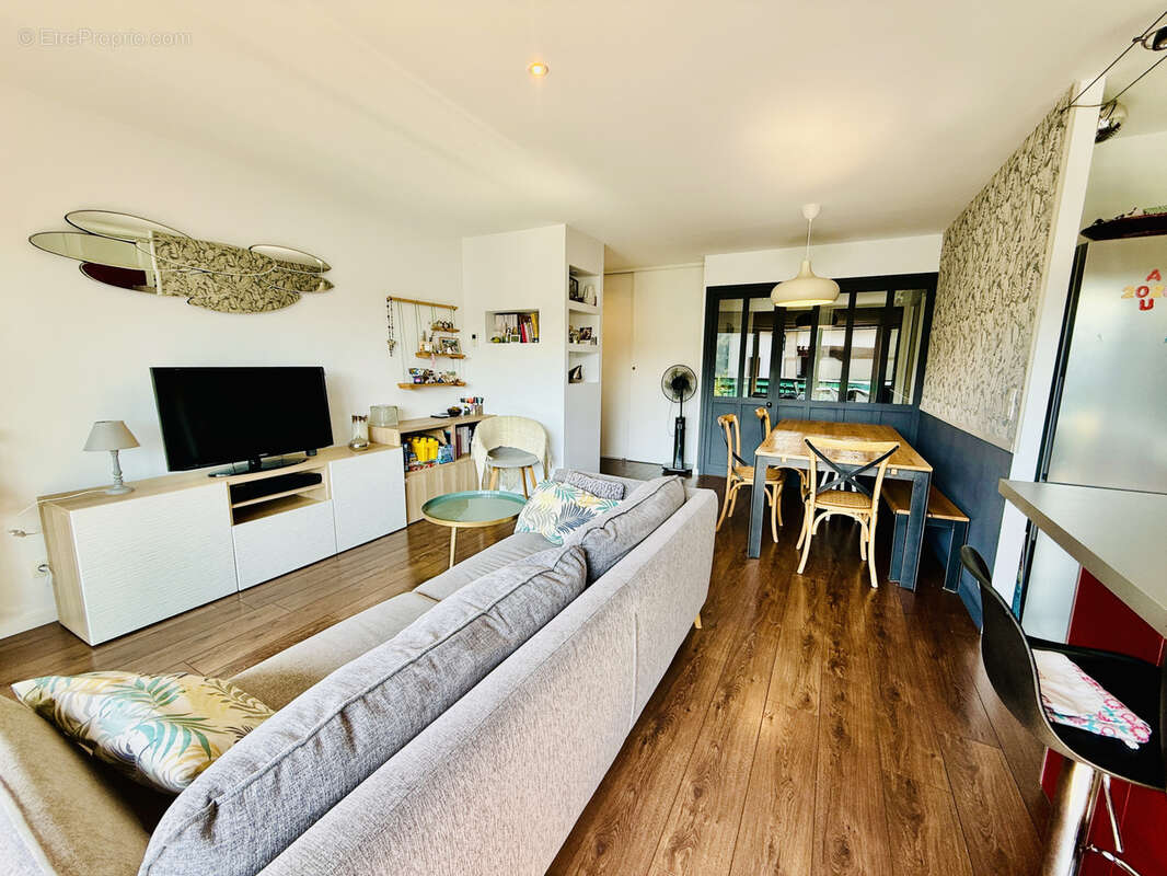 Dernier étage, superbe T3 traversant de 65 m2 avec grande terrasse, parking et cave, à seulement 10 minutes de - photo 4