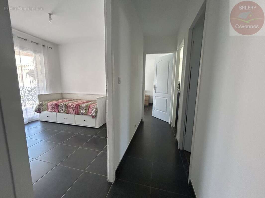 Une maison prête à vivre avec jardin paysager et piscine - photo 9