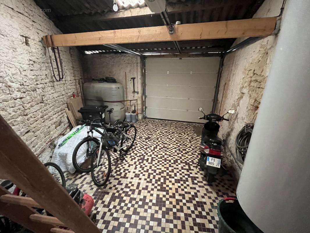 Lucon quartier marche couvert et piscine maison de caractere bourree de charme avec annexes et patio - photo 39