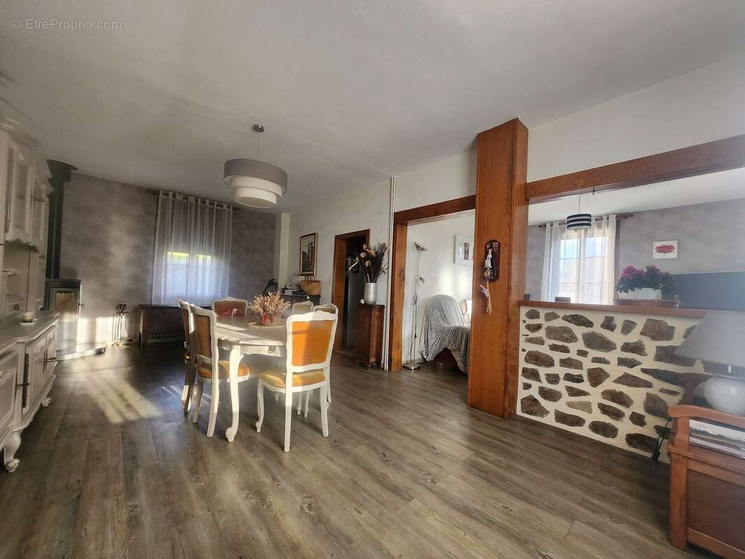 Maison à SAINT-LEONARD-DE-NOBLAT