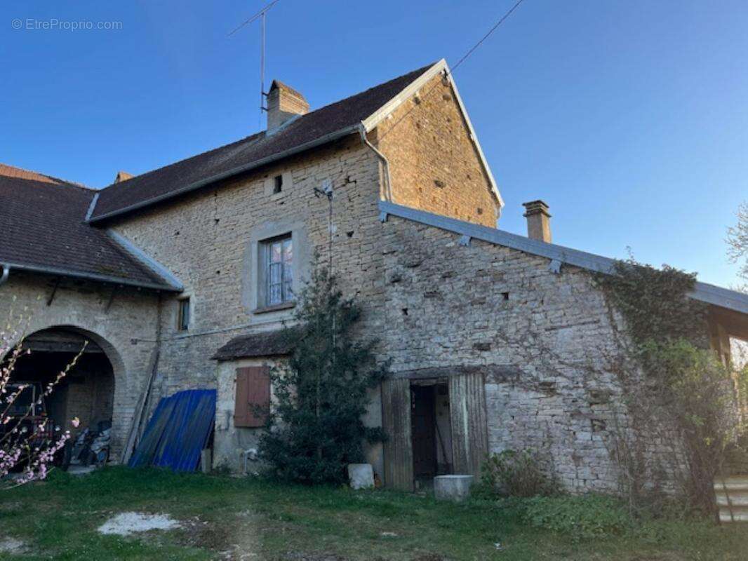 Maison à VAUCONCOURT-NERVEZAIN