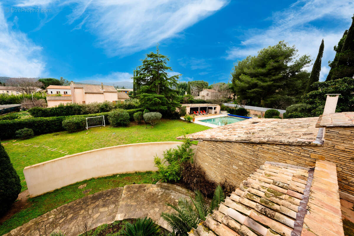 La seyne-sur-mer, janas, superbe villa d' architecte de 256 m2 sur terrain arbore de 3080 m2 - photo 7