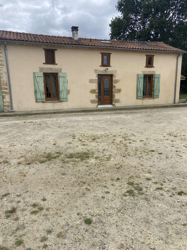 Propriété sur 1Ha 10a 55ca, maison ancienne et séchoir aménagé avec dépendances - photo 2