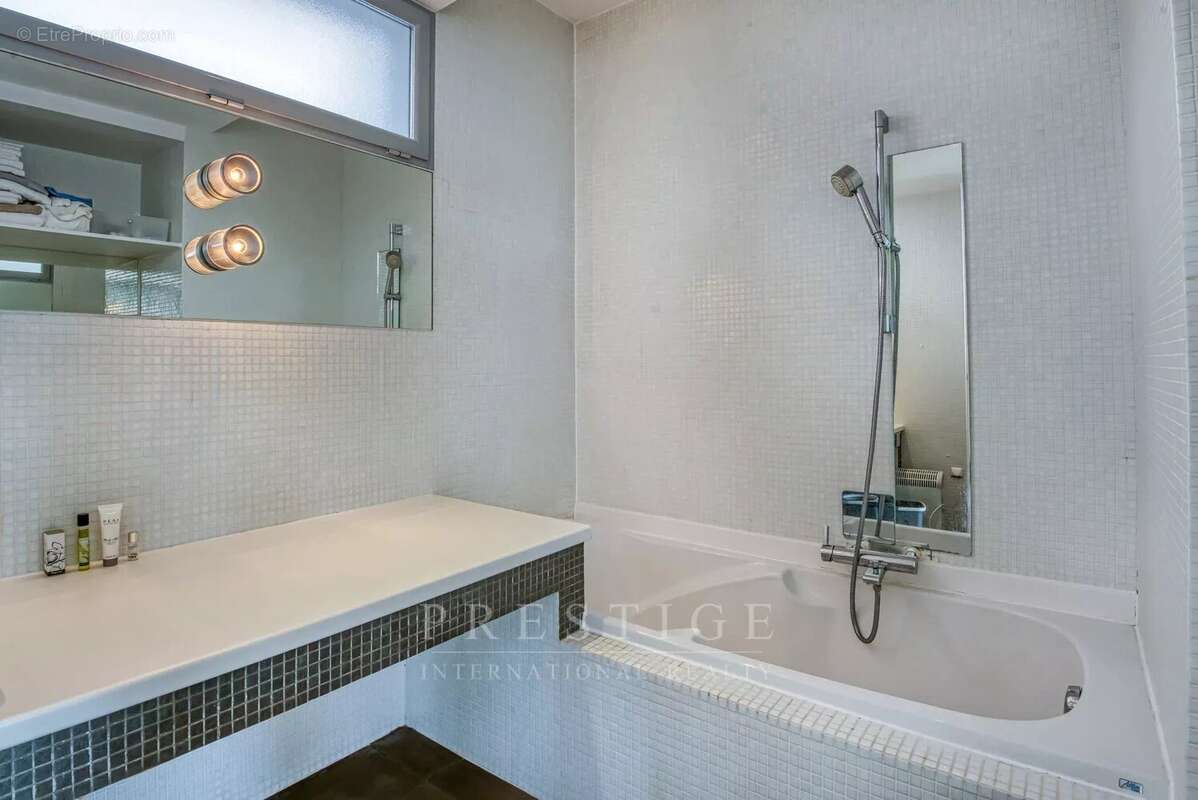 Eze, 2 pieces vue mer avec solarium sur le toit,  cave, parking possible - photo 6