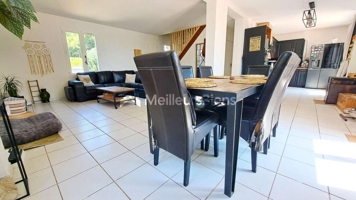 Maison à MONTJAVOULT