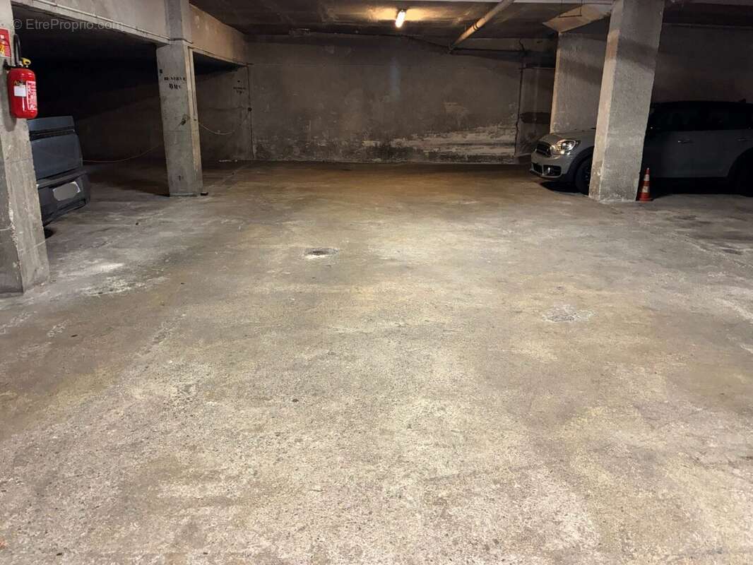 Parking à PARIS-11E