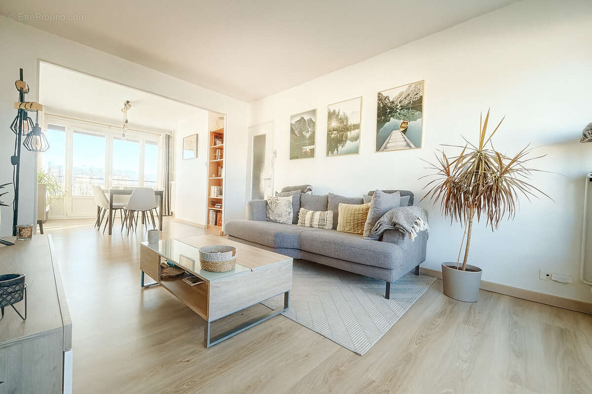 Appartement à SAINT-PRIEST-EN-JAREZ