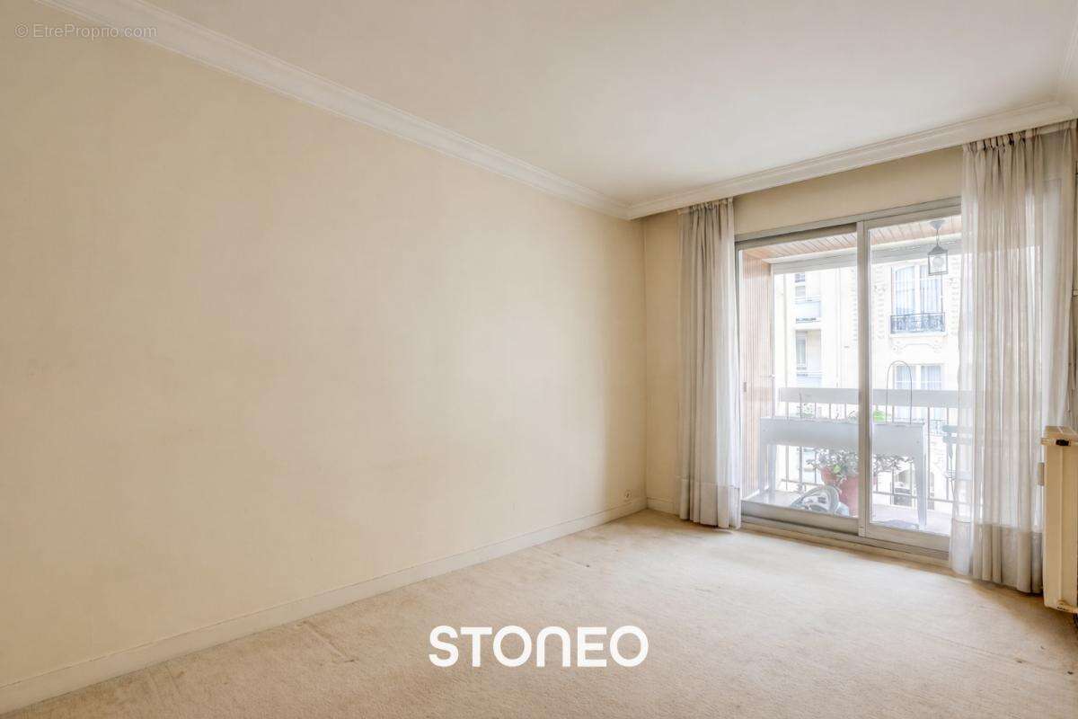 Appartement à PARIS-16E