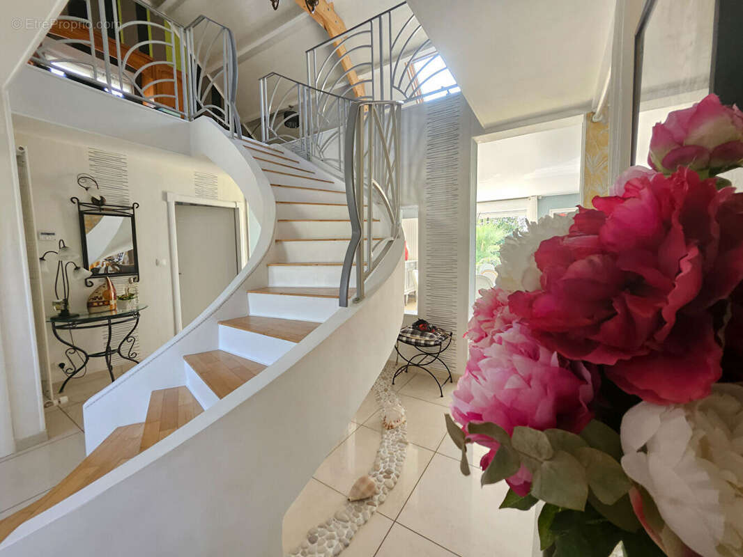 Maison d'exception à Vendre à Rivery - Un Écrin de Prestige de 200 m² - photo 2