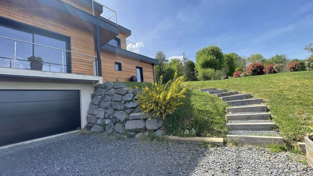 Maison 155 m² à Orcines  - photo 2
