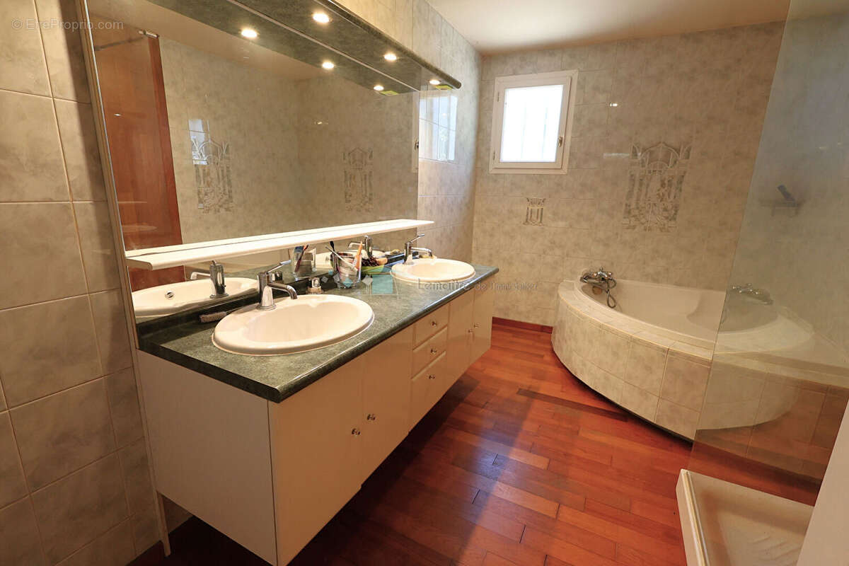 Maison à SAINT-CEZAIRE-SUR-SIAGNE