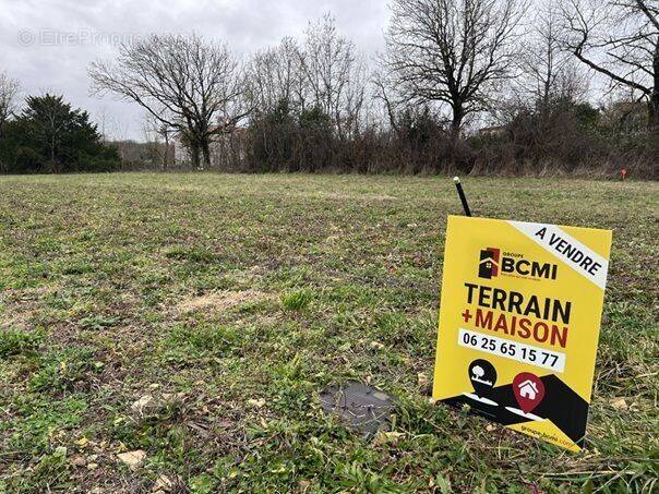 Terrain à AIGRE