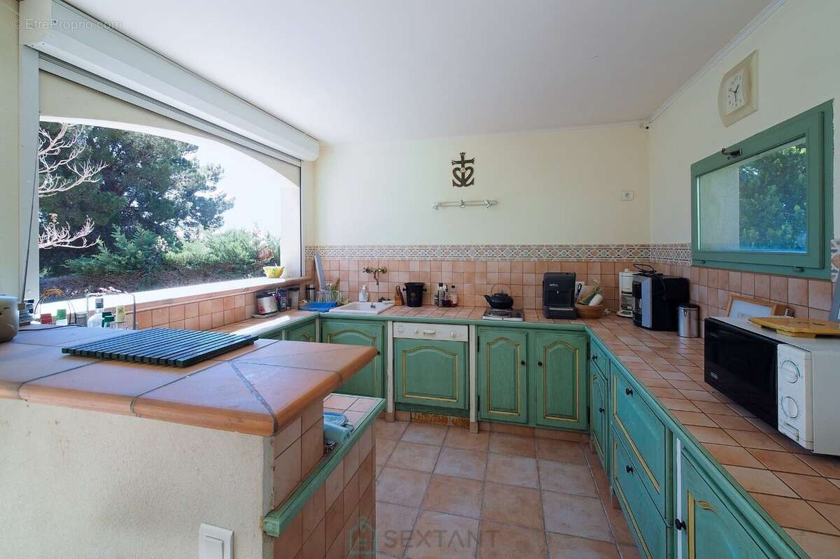 Maison à SAINT-MITRE-LES-REMPARTS