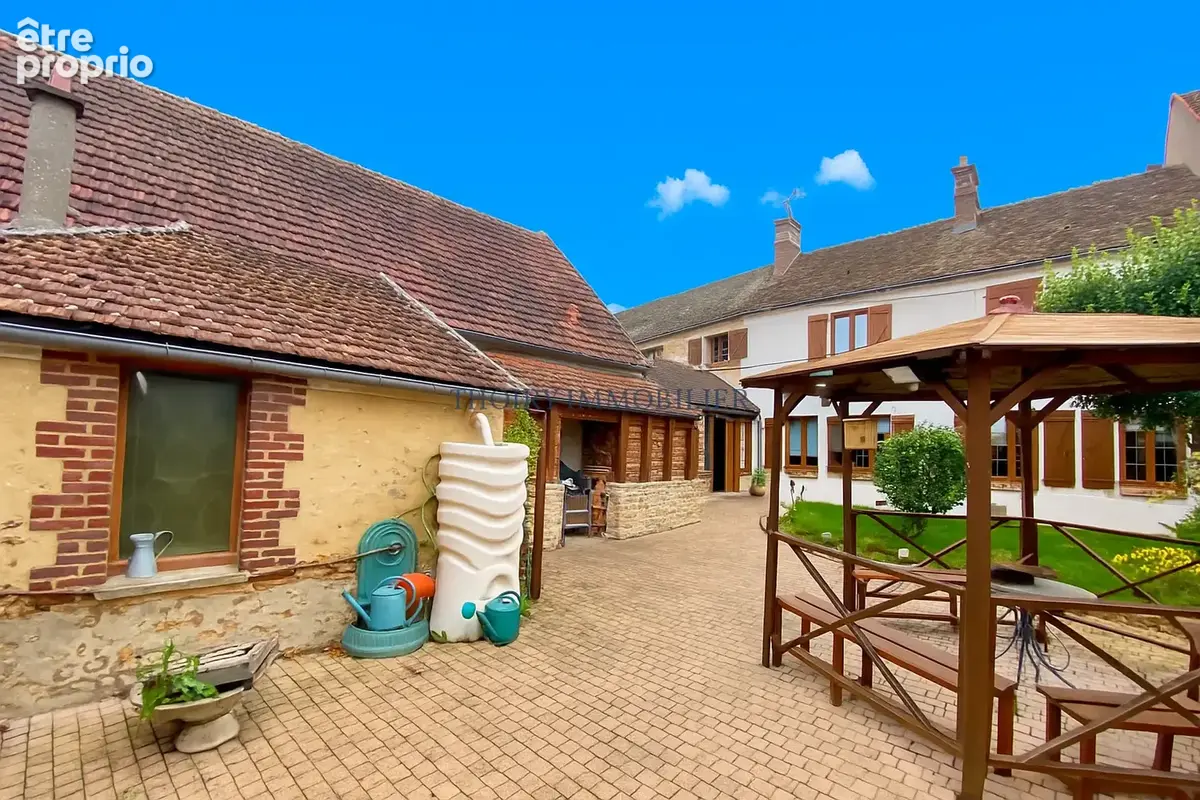 Thoiry 4 km. Maison ancienne en pierres de 190 m2 habitables sur 1418 m2 de terrain . - photo 2
