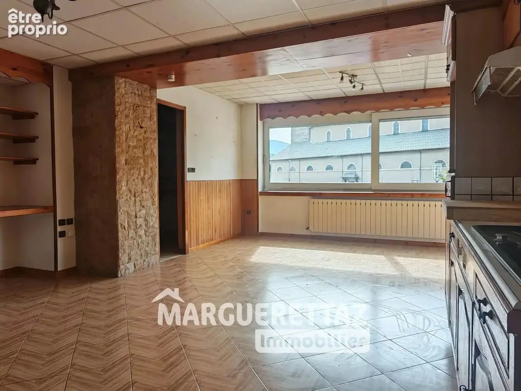 Appartement 2 pièces de 71,6 m² à rénover – 1er étage – Au cœur du village à TANINGES - photo 4