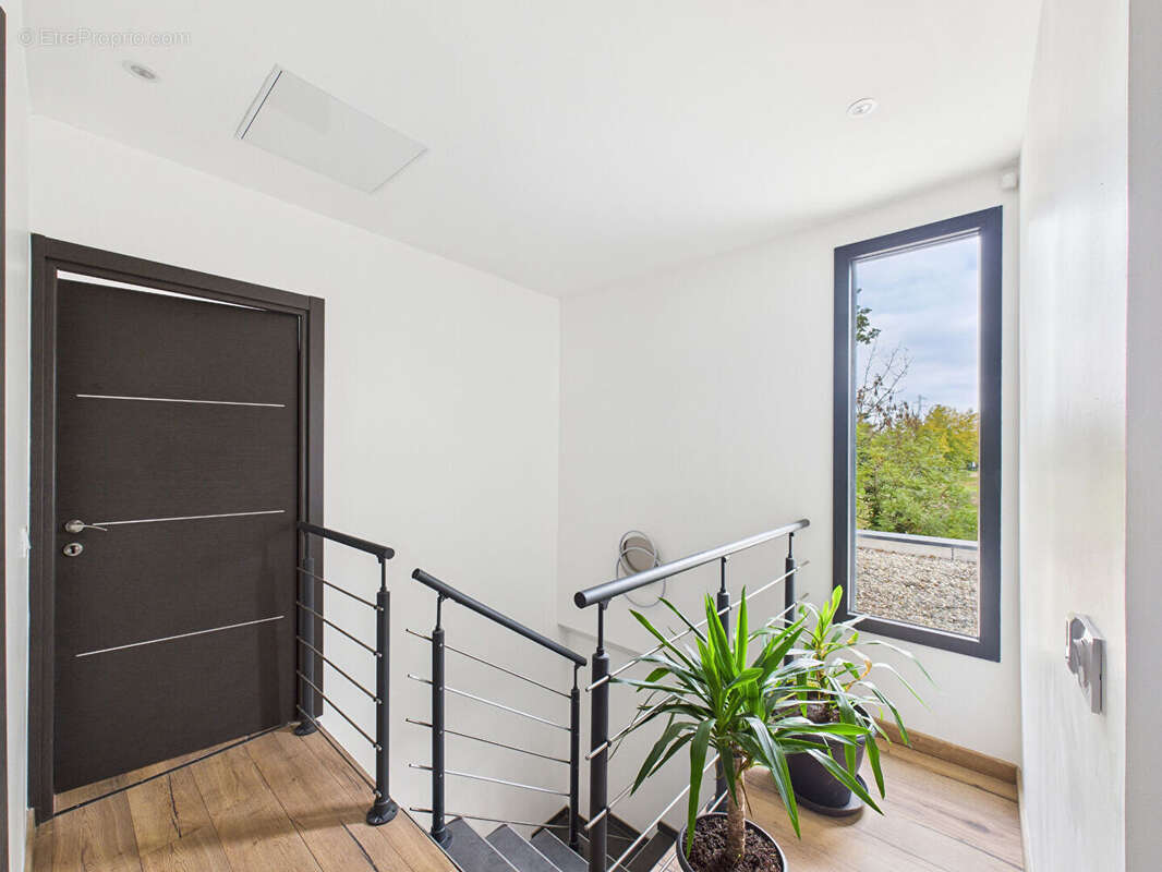 MAISON CONTEMPORAINE RT2020 5 pièce(s) 136 m2 ur 580m² terrain ROMANS SUR ISERE 26100 - photo 12