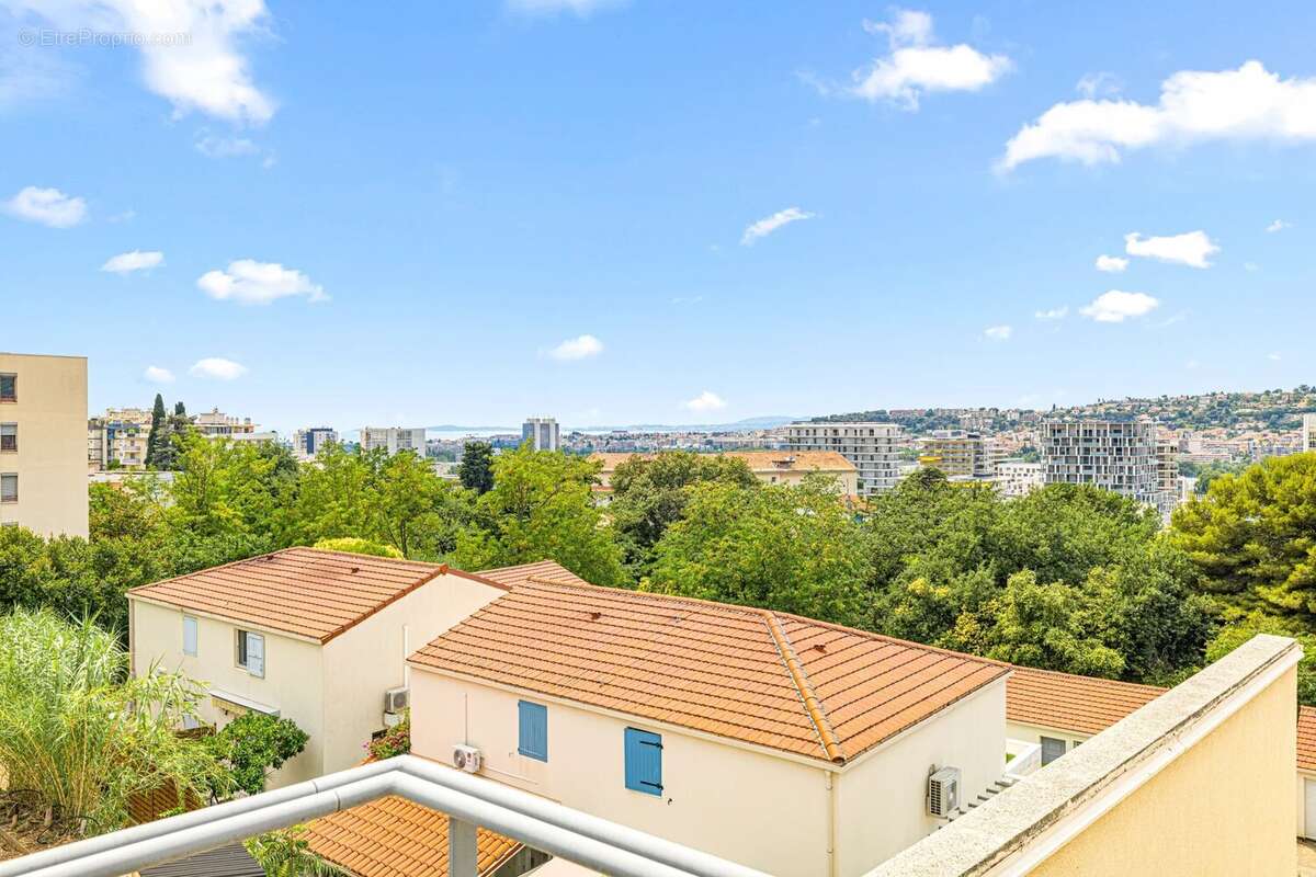 Exclusivité – Nice Ouest – Corniche Fleurie – Duplex esprit « Villa sur le toit » – 100 m² – Terrasses spectaculaires (91 m²) &  - photo 2