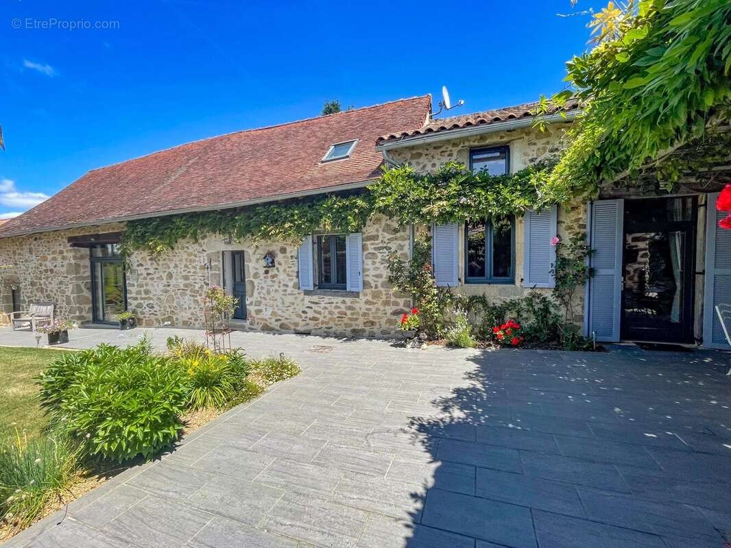 Deux maisons mitoyennes en pierre avec une jolie piscine et des dépendances - photo 12